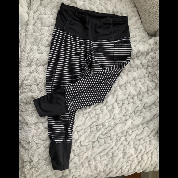 Lululemon Black & White Striped Cropped Leggings 23 Inch Long Zippered Leg Pant - Picture 1 of 9